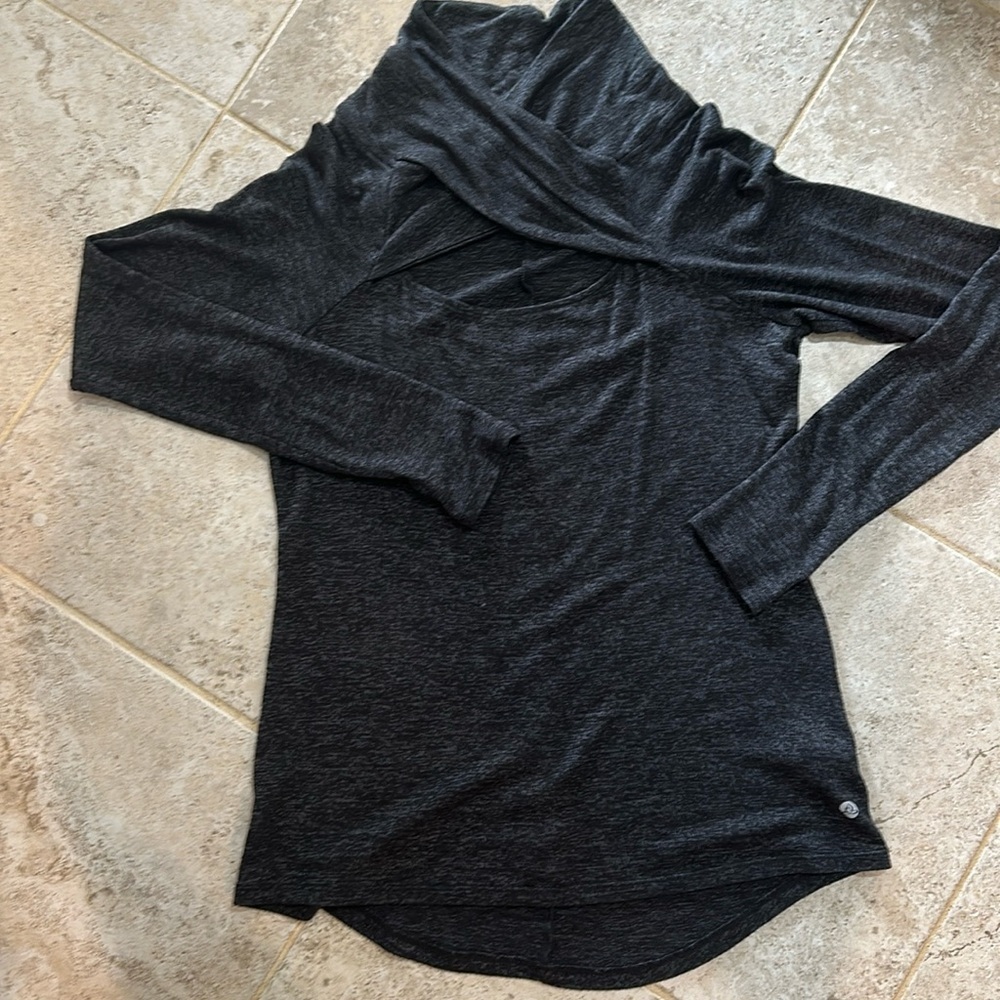 Apana medium stretch charcoal heather long sleeve active top with cut outs